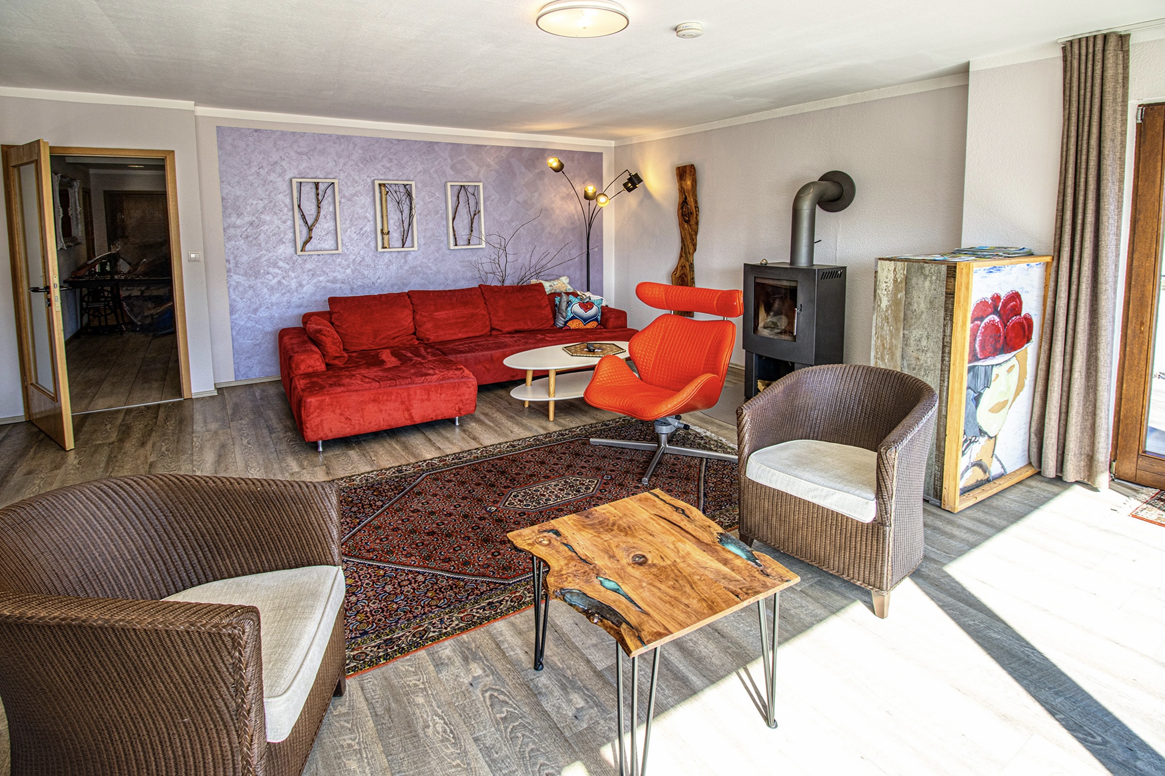 Ferienwohnung Schwarzwald – Wohnzimmer mit Designmöbeln Oppenau